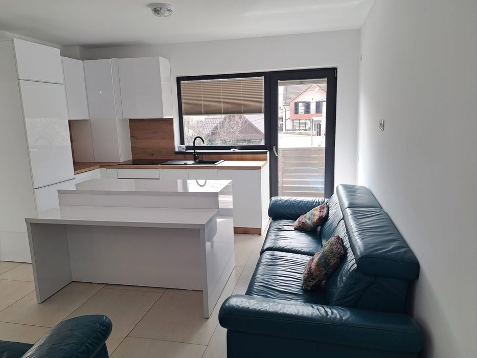 Inchiriez apartament 3 camere LUX Navodari Centru