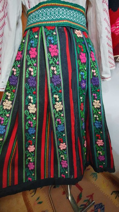 Costum popular (ie/camasa, valnic/fota/catrinta/opreg)