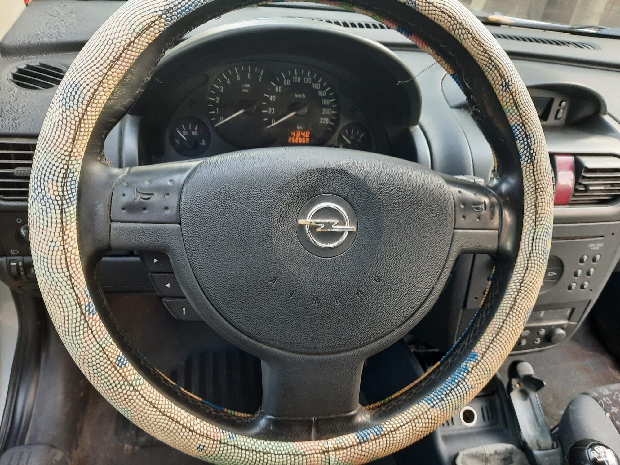 Vând Opel  CORSA C 1.2 benzină