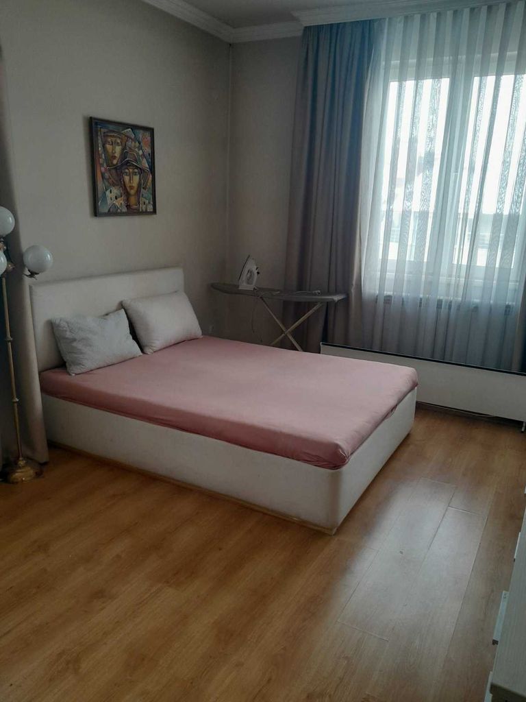 Дава се под наем Тристаен апартамент в София, Център - 98 кв.м за 750 € - Снимка #1