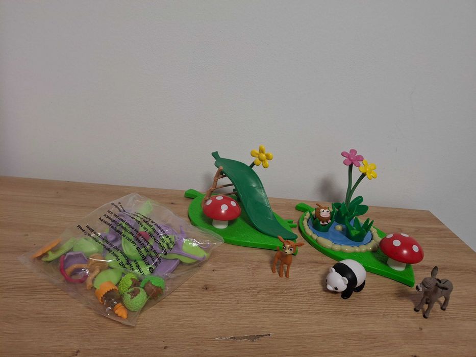 Vand lot jucarii cu figurine si alte accesorii