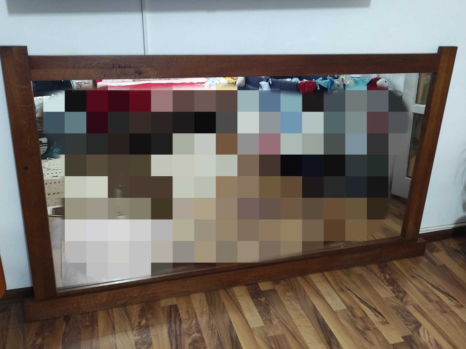 Oglinda cu rama din lemn masiv