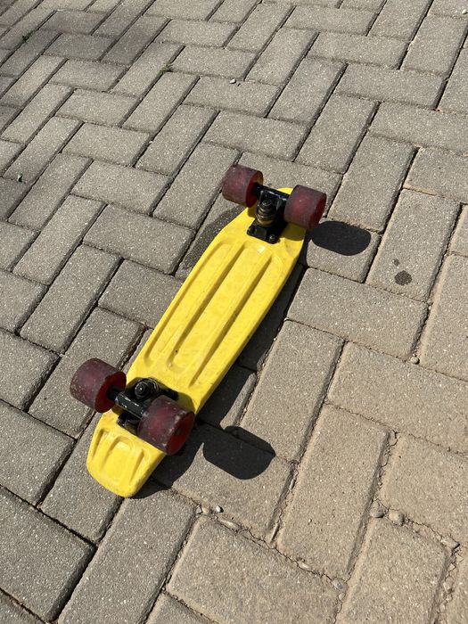 penny board galben cu roti rosii