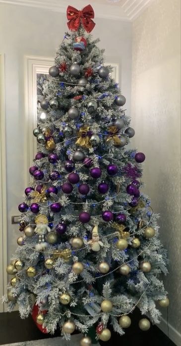 Новогодняя елка, заснеженная, красивая густая высотой 3 метра высотой