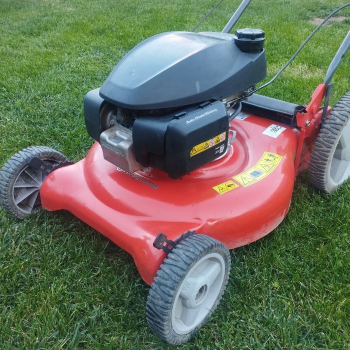 Masina detuns iarba pe benzina