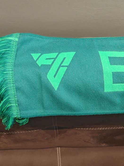 FC 25 за Playstation 5 плюс шал EA Sports