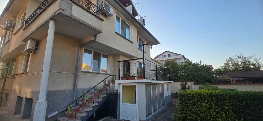 Продава триетажна къща-близнак в с. Равда