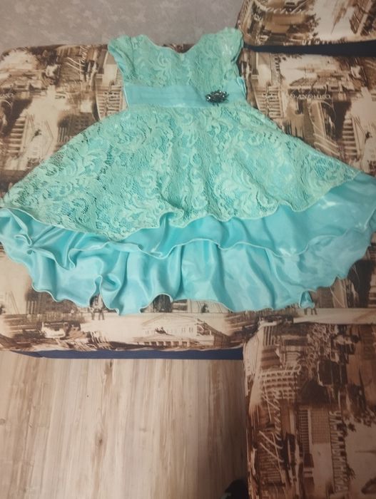 Продам нарядное платье на девочку.