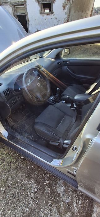 Dezmembrez Toyota avensis t25 2l dizel 2004. 116cp