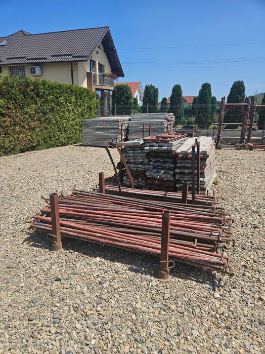 Inchiriez schela si popi metalici