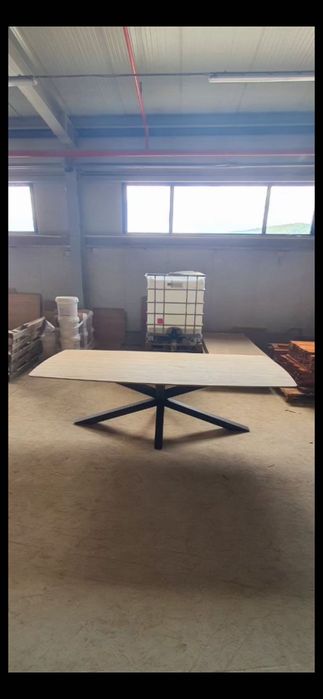 Маса дъбова с метални крака