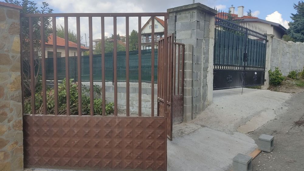 Продавам оградни врати
