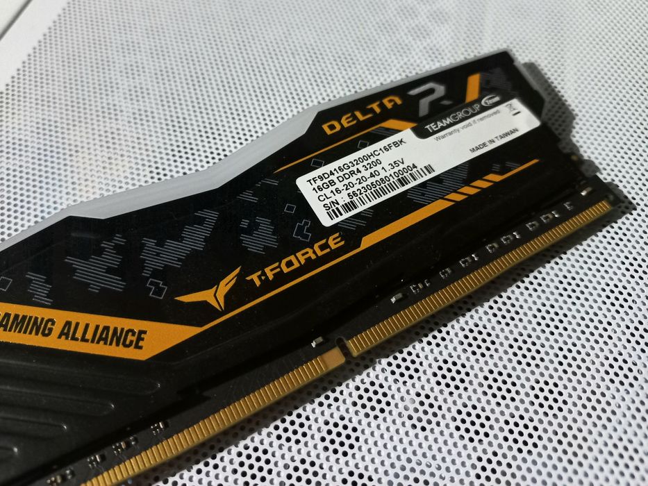 Продам Игровую оперативную память TeamGroup T-FORCE DELTA TUF DDR4!
