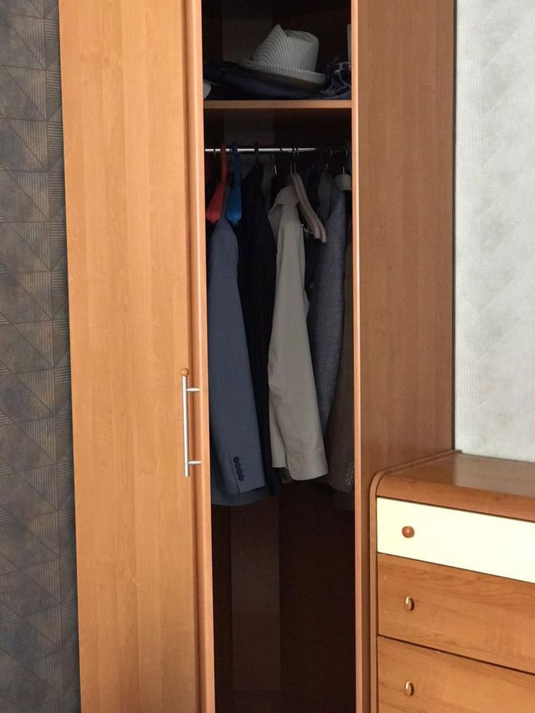 Срочно Продаю угловые шкафы б/у в хорошем состоянии.