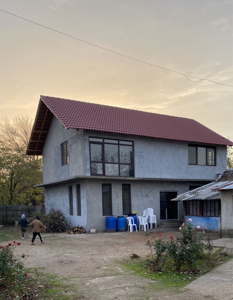 Vând vilă+casa bătrânească