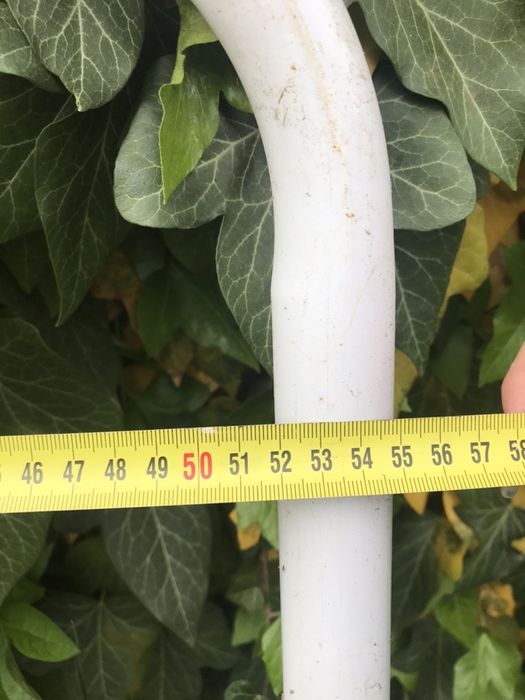 gard de plasă de sârmă și rama de raft metalic