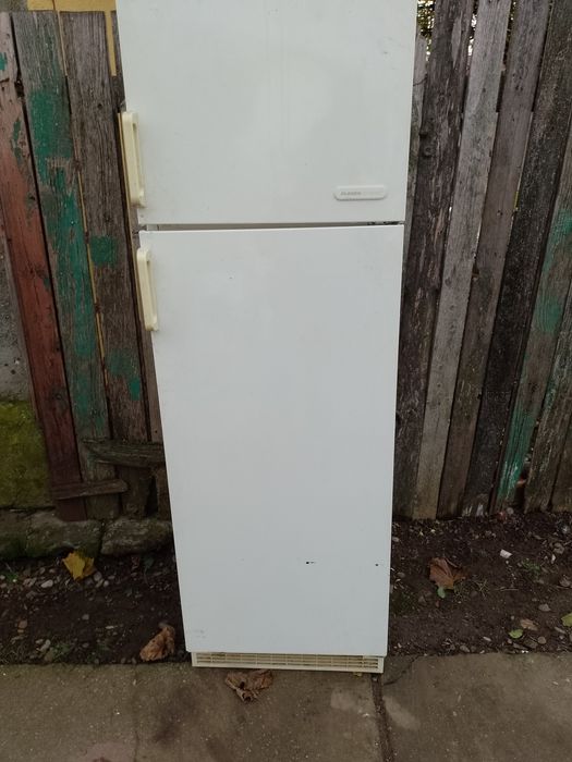 Vând frigider necesită completare freon