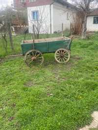 каруца с дървени колела