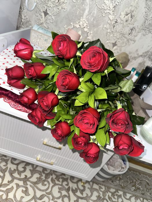 Tugilgan kunimga kelgan gul bugungi yamgidak 18 ta atirgul boyi 1m osh