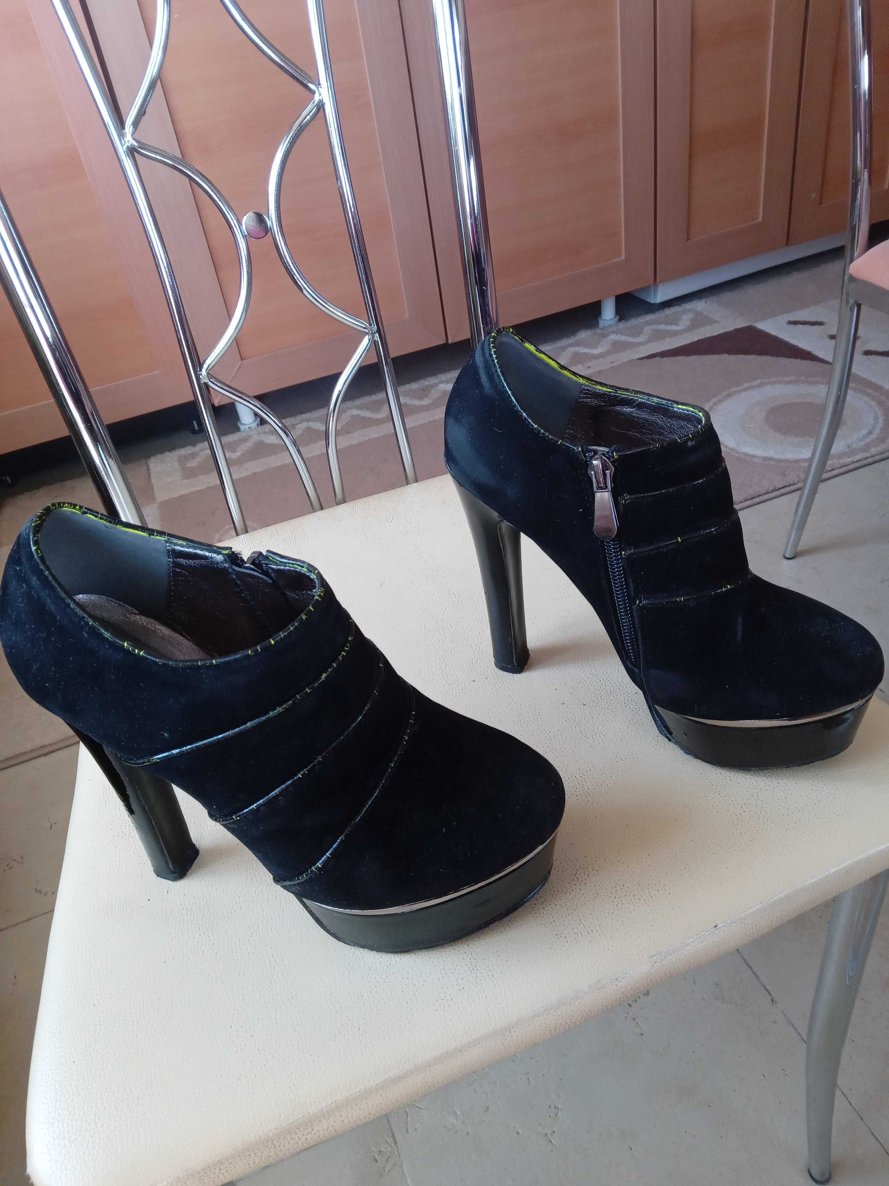 Модни обувки на ток, от черен набук, стилни и красиви