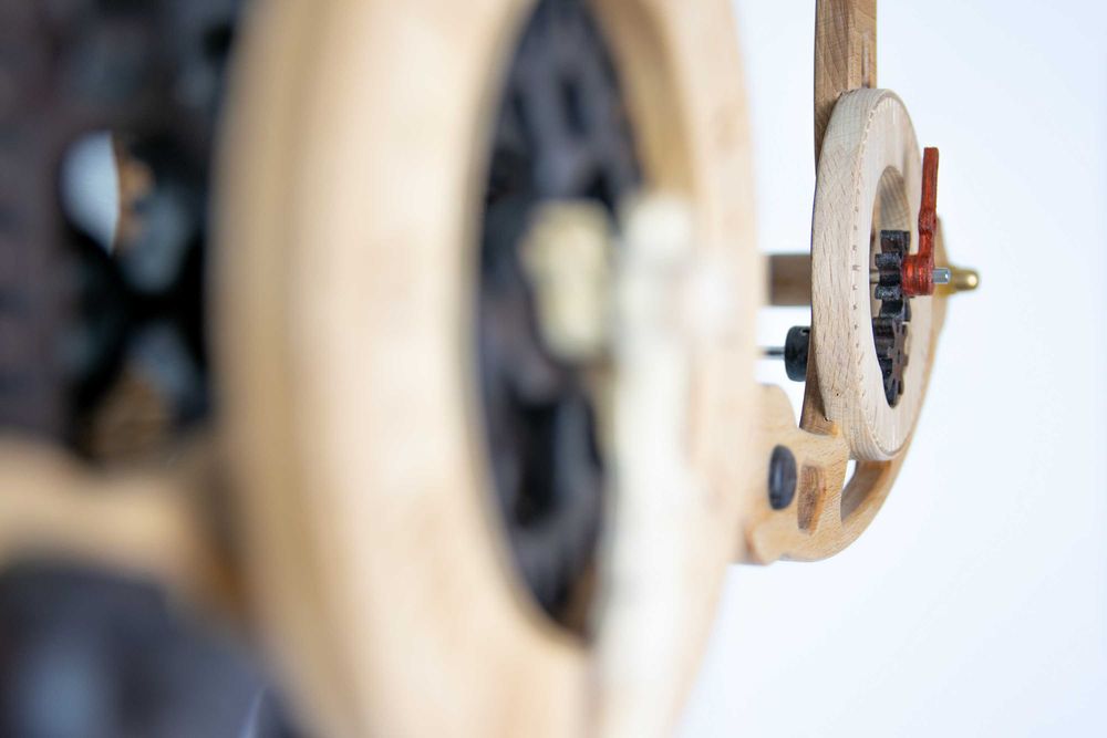 Ceas din lemn cu greutate și pendul