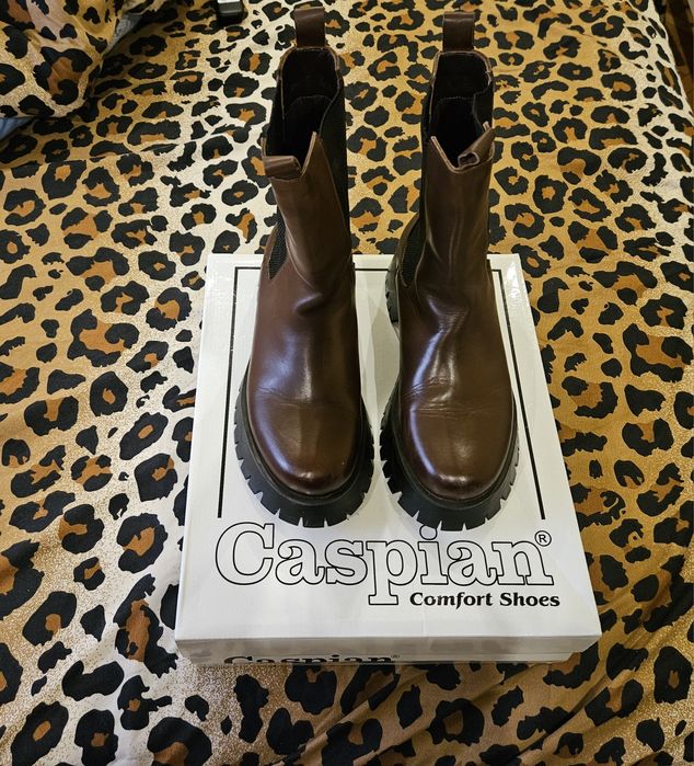 Vand ghetute de piele maro  la 100 de lei