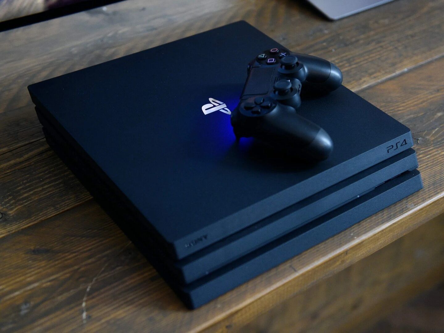 Продаю Ps 4 pro в идеальном состоянии мало пользовался