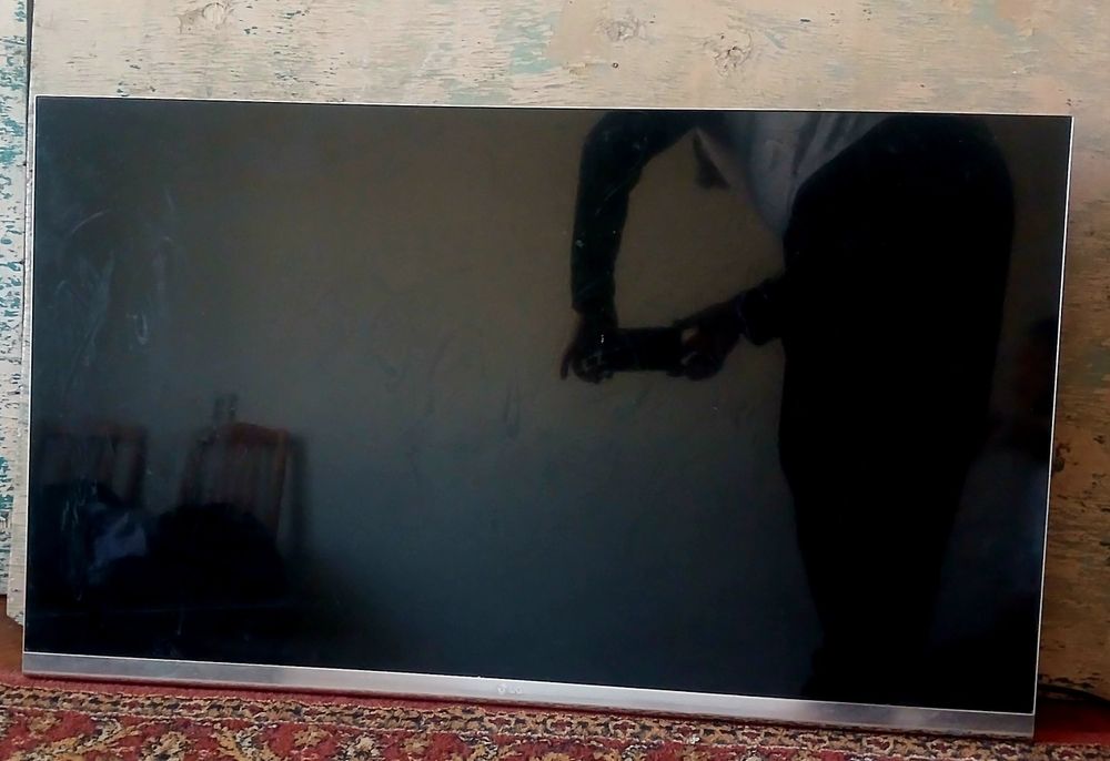 LG Телевизор с кранштейном lg