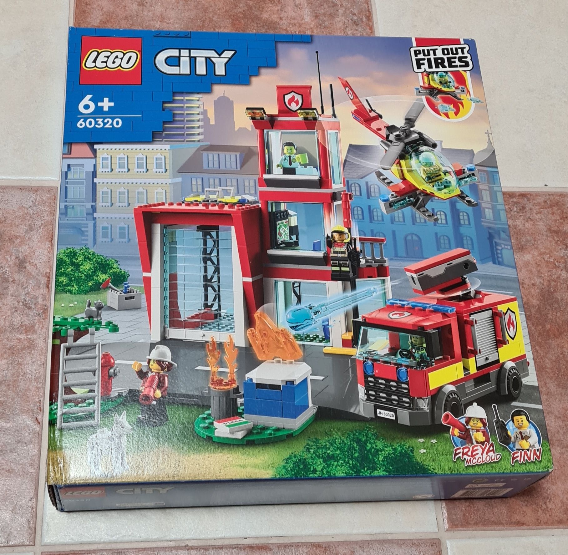 Vand LEGO City - Remiza de pompieri 60320, contine 540 piese Nou