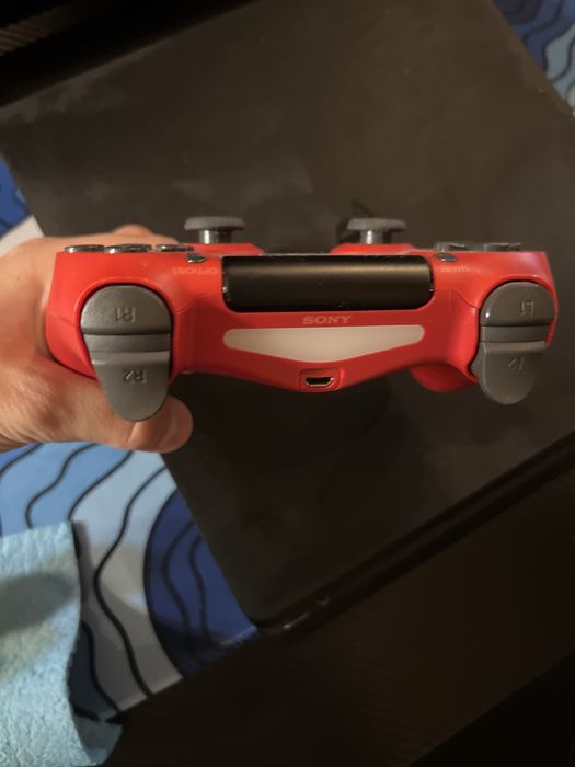 Playstation 4 slim 500GB,с един червен джойстик и всички кабели