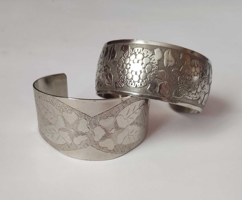 Две масивни гравирани гривни от сребрист метал