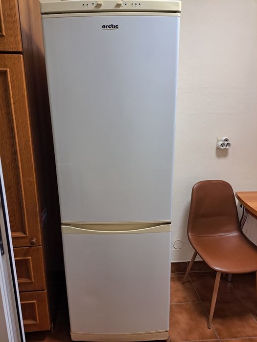 Combină frigorifică Arctic cu două motoare , funcționează impecabil
