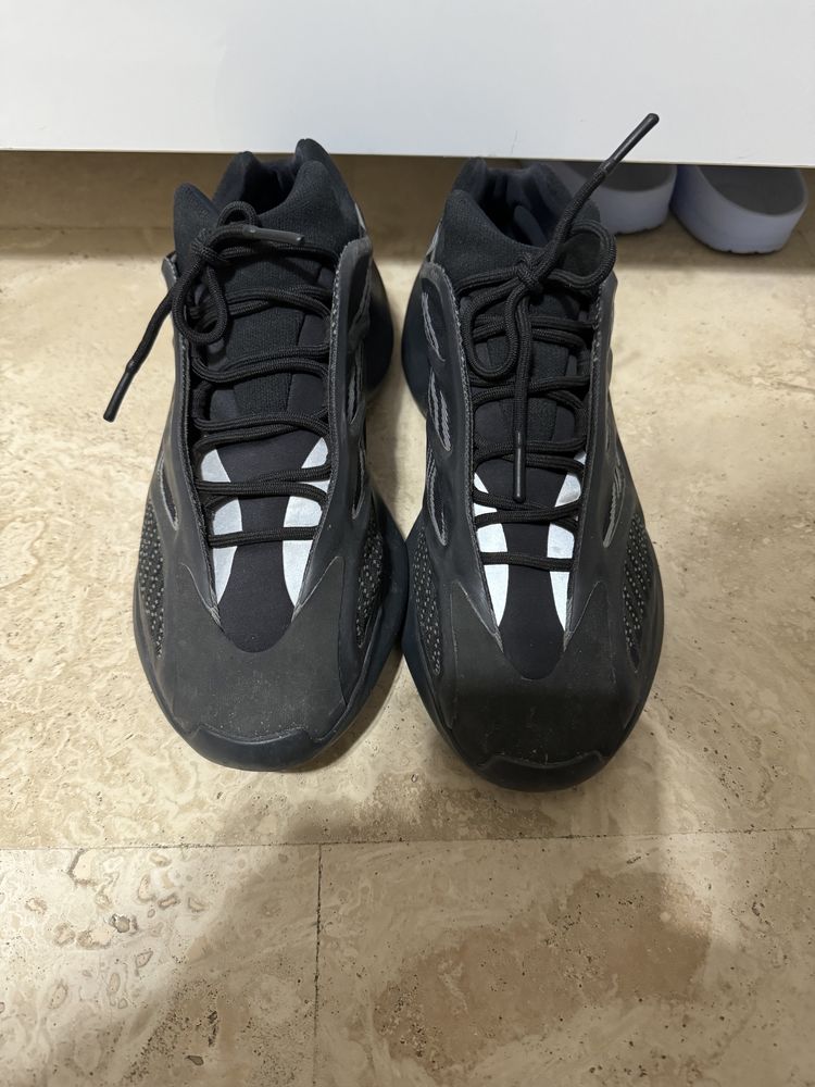 URGENT!!Vand Yeezy 700 V3