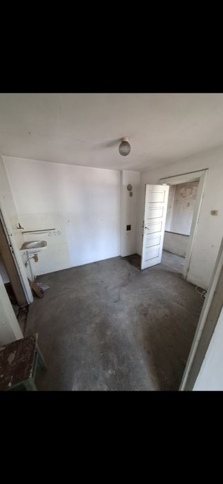 Inchiriez casa la curte (depozit) sector 1