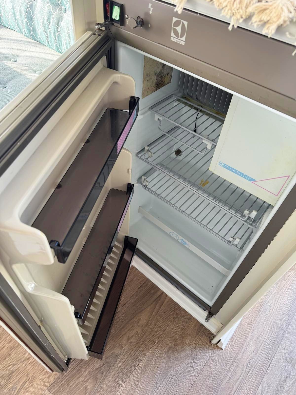 Продавам каравана Knaus Azur Бартер за бус с теглич!