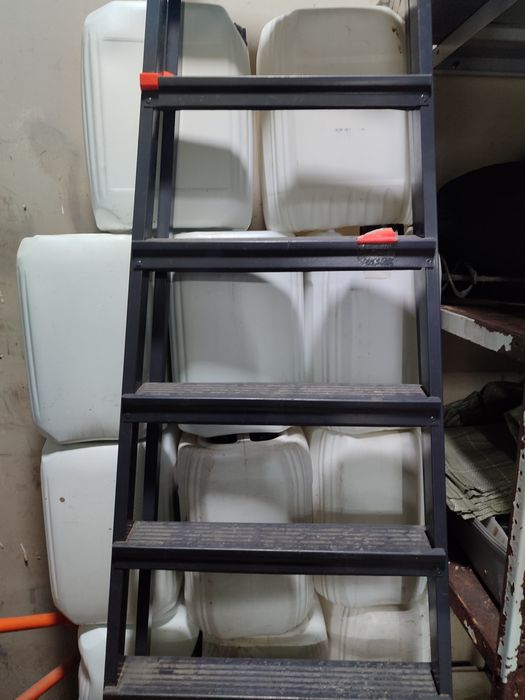 Каинстры пластиковые  20 литров с крышкой