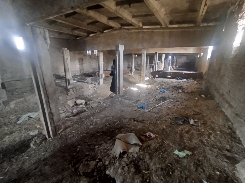 Нежилой помешения. Ферма сотилади 22сотих Буз-сувда