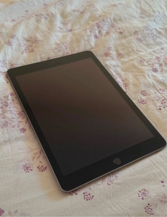 IPad 6, 32GB, Wi-Fi Silver