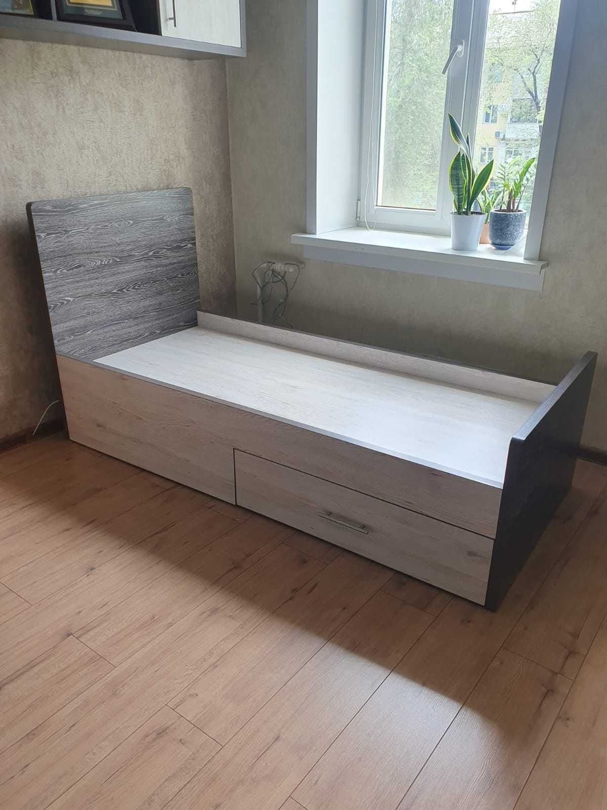 Продам 2 односпальные кровати с матрасом (2.00м×0.90м)