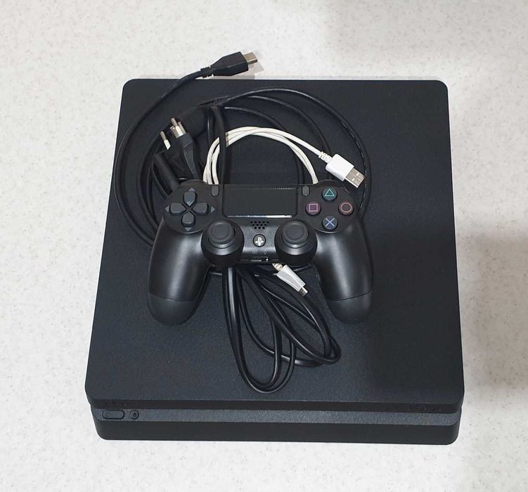 PS4 SLIM cu 45 jocuri instalate instalate in ea si 2 Manete.