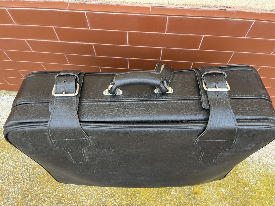 Vand valiza de piele model retro