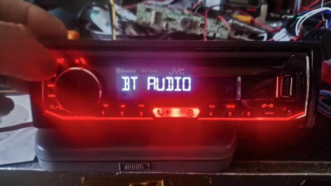 CD-плейър с USB, AUX вход и Bluetooth JVC KD-T702BT