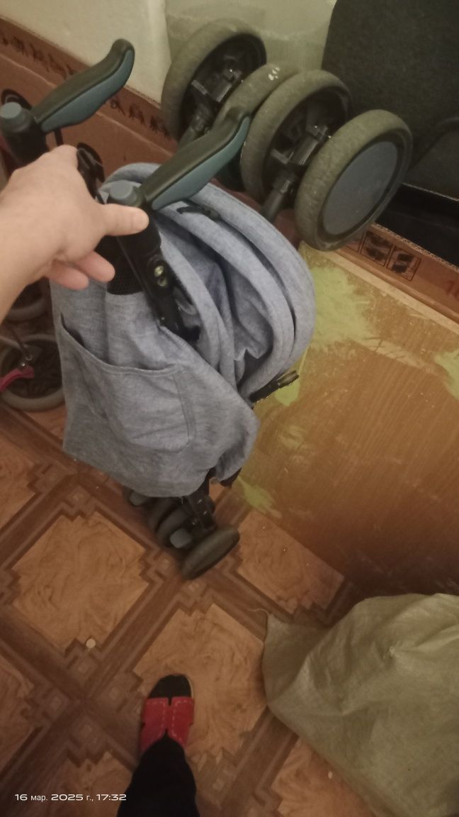Детская прогулочная коляска