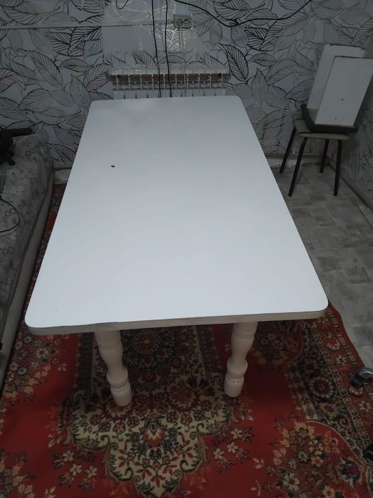 Продам стол белый