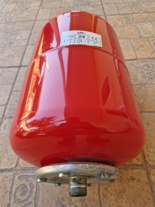 Продам расширительный бочек.