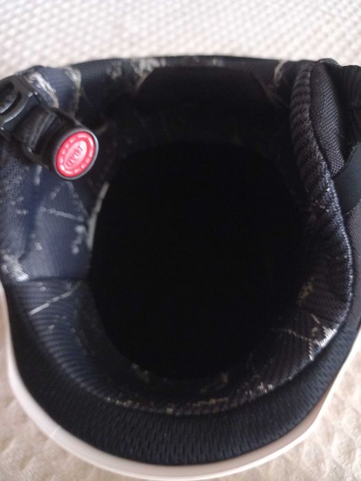 Дамска ски каска UVEX