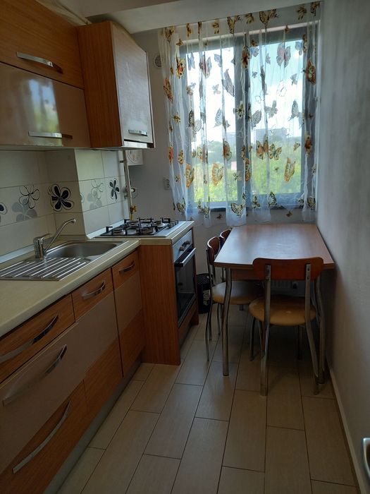 Ofer spre inchiriere apartament cu 2 camere decomandat