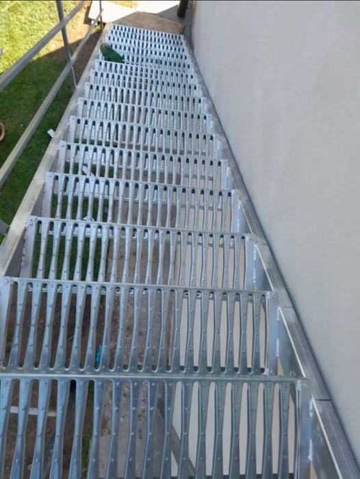 Vindem si facem pe comanda scari metalice