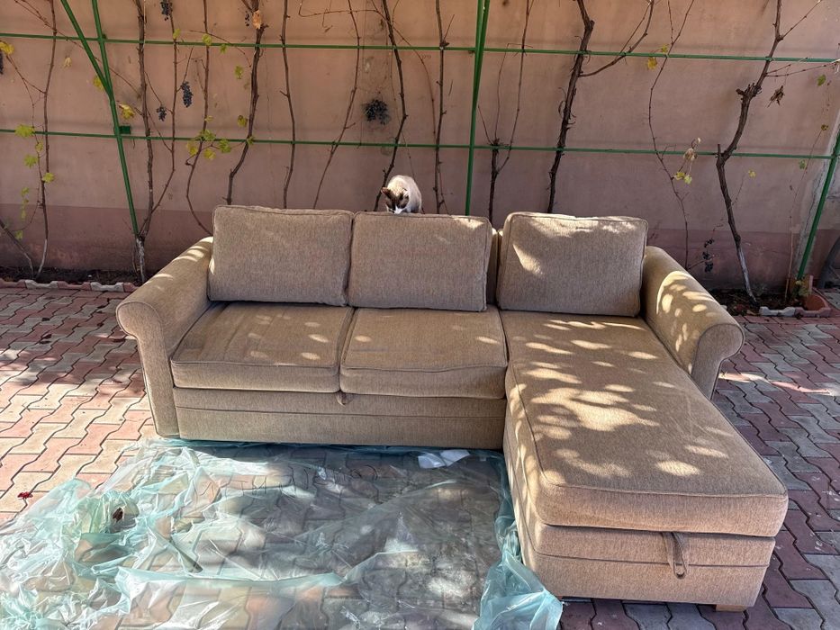 Canapea bej cu picior .Trei perne