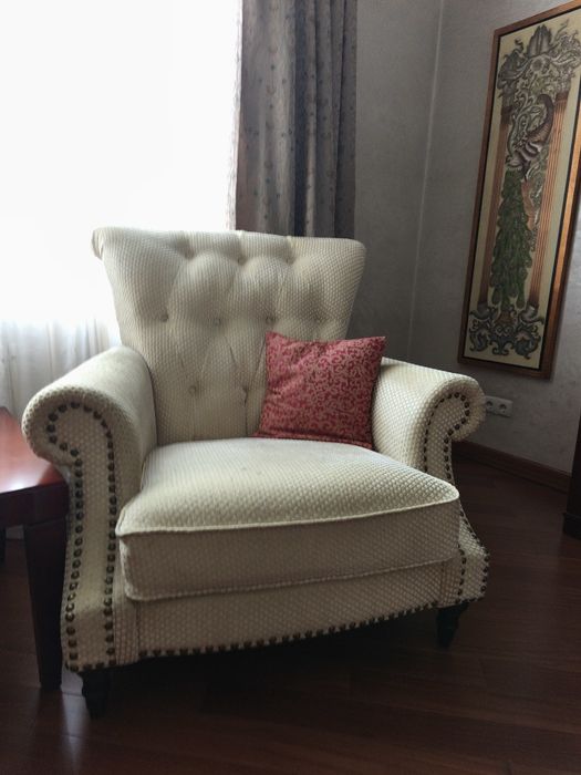 Кресло массивное , нуждается в перетяжке